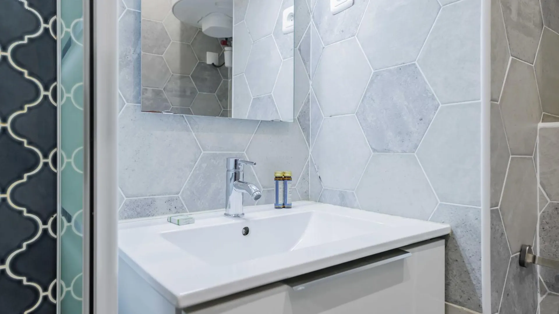 Cosy Parisian Apartment - St Lazare South Pigalle Paris