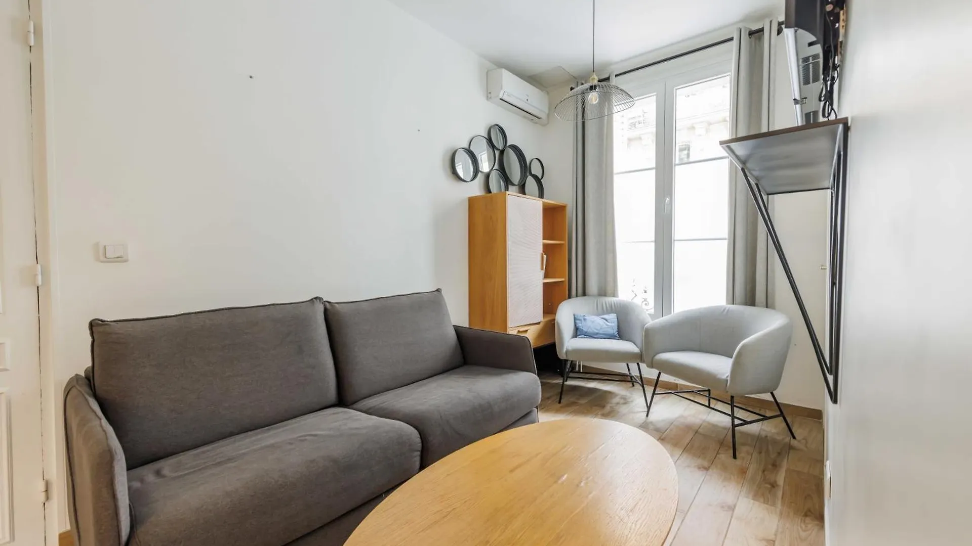 Cosy Parisian Apartment - St Lazare South Pigalle France